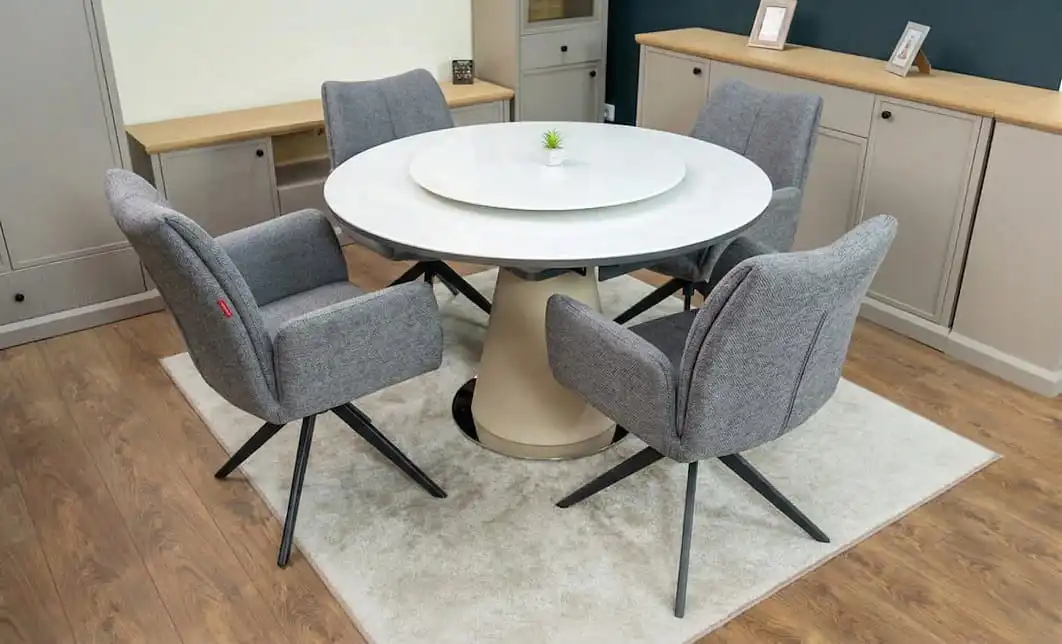 Set Masă Living Extensibilă CT163 Blat Ceramic Alb cu 4 Scaune Rotative KJC77 Gri Închis