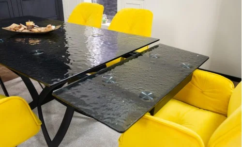 Set Masă Living Extensibilă CT241 Blat Sticlă Securizată Neagră cu 6 Scaune KJC80 Galbene