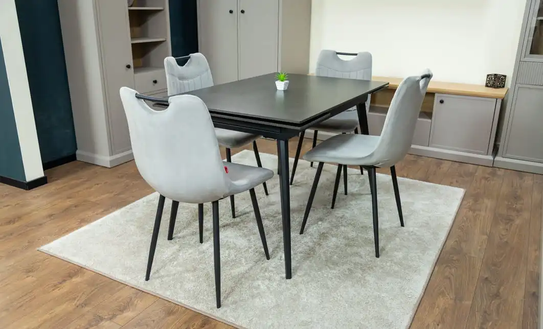 Set Masă Living Extensibilă DTM0101 Blat Ceramic Gri cu 4 Scaune Tapițate KJC0358 Gri 4