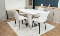Set Masă Living Extensibilă KJT380 Blat Lucios Alb cu 4 Scaune Tapițate KJC0357 Bej 2