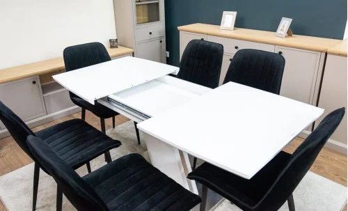 Set Masă Living Extensibilă KJT380 Blat Lucios Alb cu 6 Scaune Tapițate KJC176 Negre