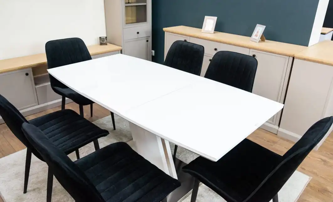 Set Masă Living Extensibilă KJT380 Blat Lucios Alb cu 6 Scaune Tapițate KJC176 Negre