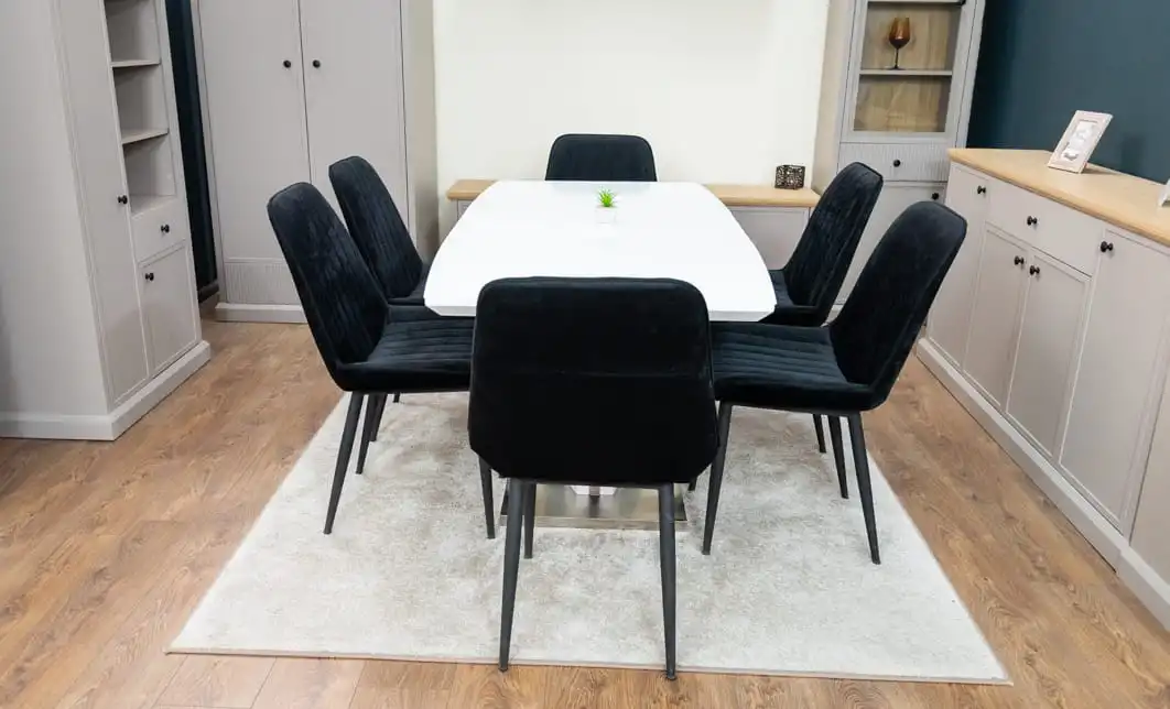 Set Masă Living Extensibilă KJT380 Blat Lucios Alb cu 6 Scaune Tapițate KJC176 Negre 6