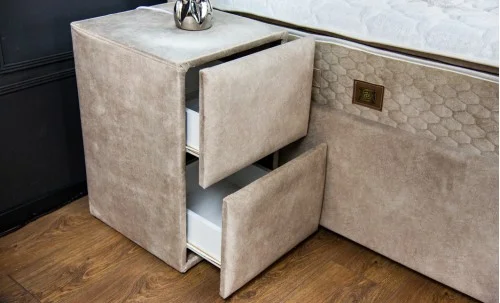 Noptiera Klaus Bej Deschis