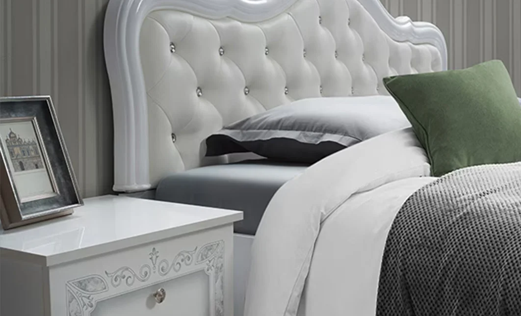 Dormitor Clasic Luisa Bianco Silver cu Saltea, Somieră și Dulap 4 Uși Incluse 3